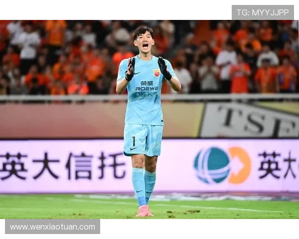 海港为颜骏凌徐新颁发纪念球衣王燊超荣获中超单轮最佳称号